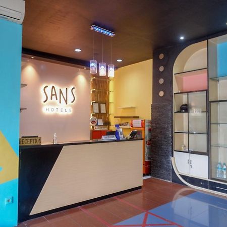 Sans Hotel International Surabaya Gubeng Buitenkant foto