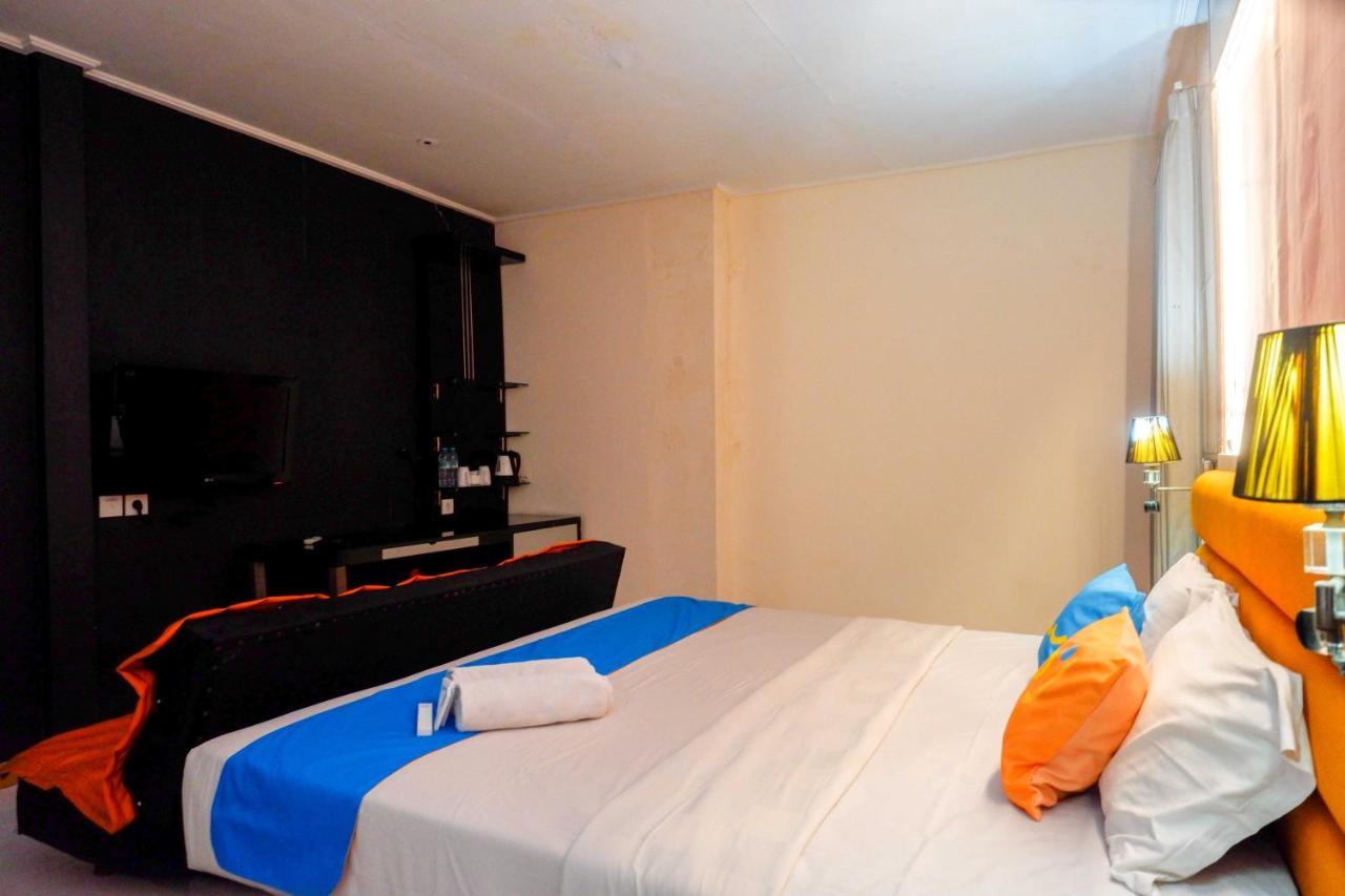 Sans Hotel International Surabaya Gubeng Buitenkant foto