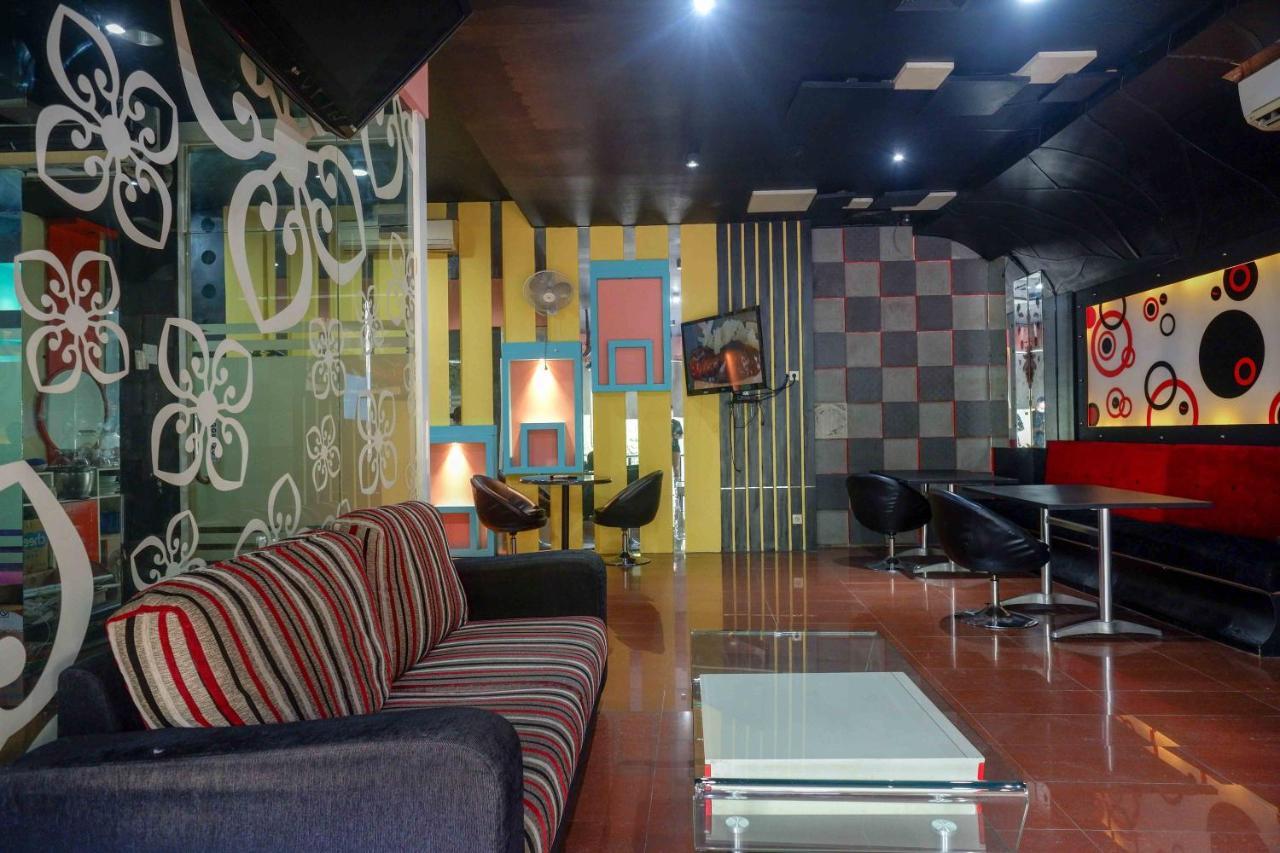 Sans Hotel International Surabaya Gubeng Buitenkant foto