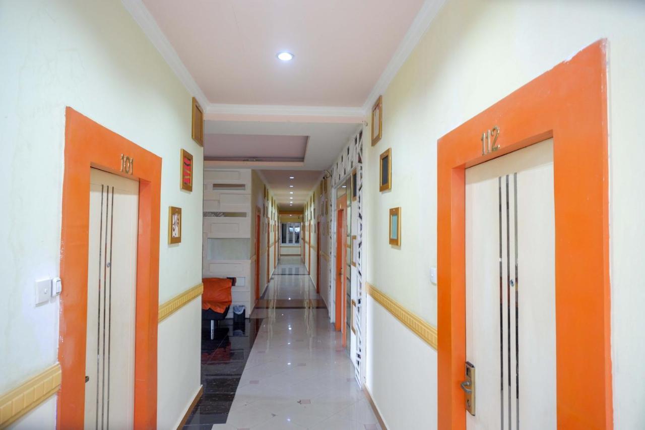 Sans Hotel International Surabaya Gubeng Buitenkant foto