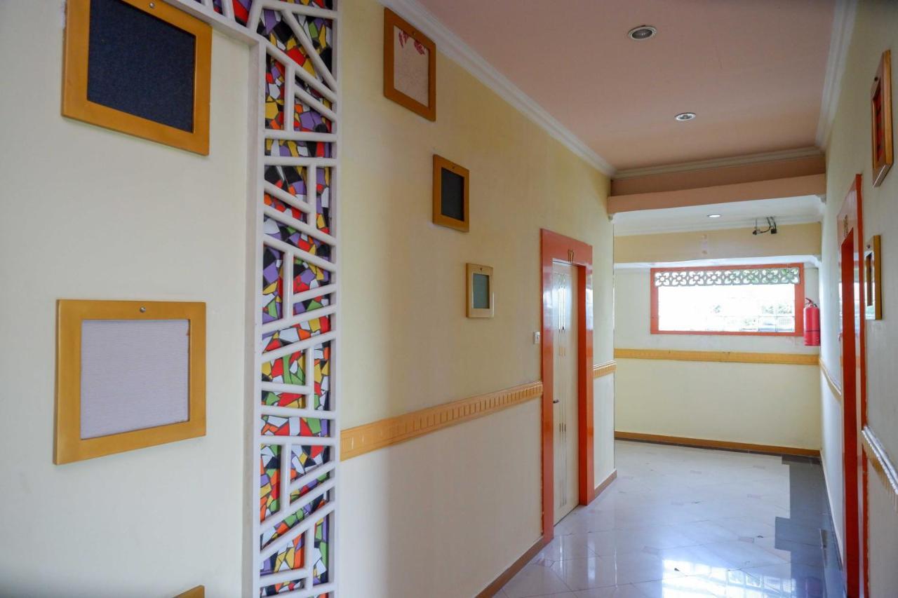 Sans Hotel International Surabaya Gubeng Buitenkant foto