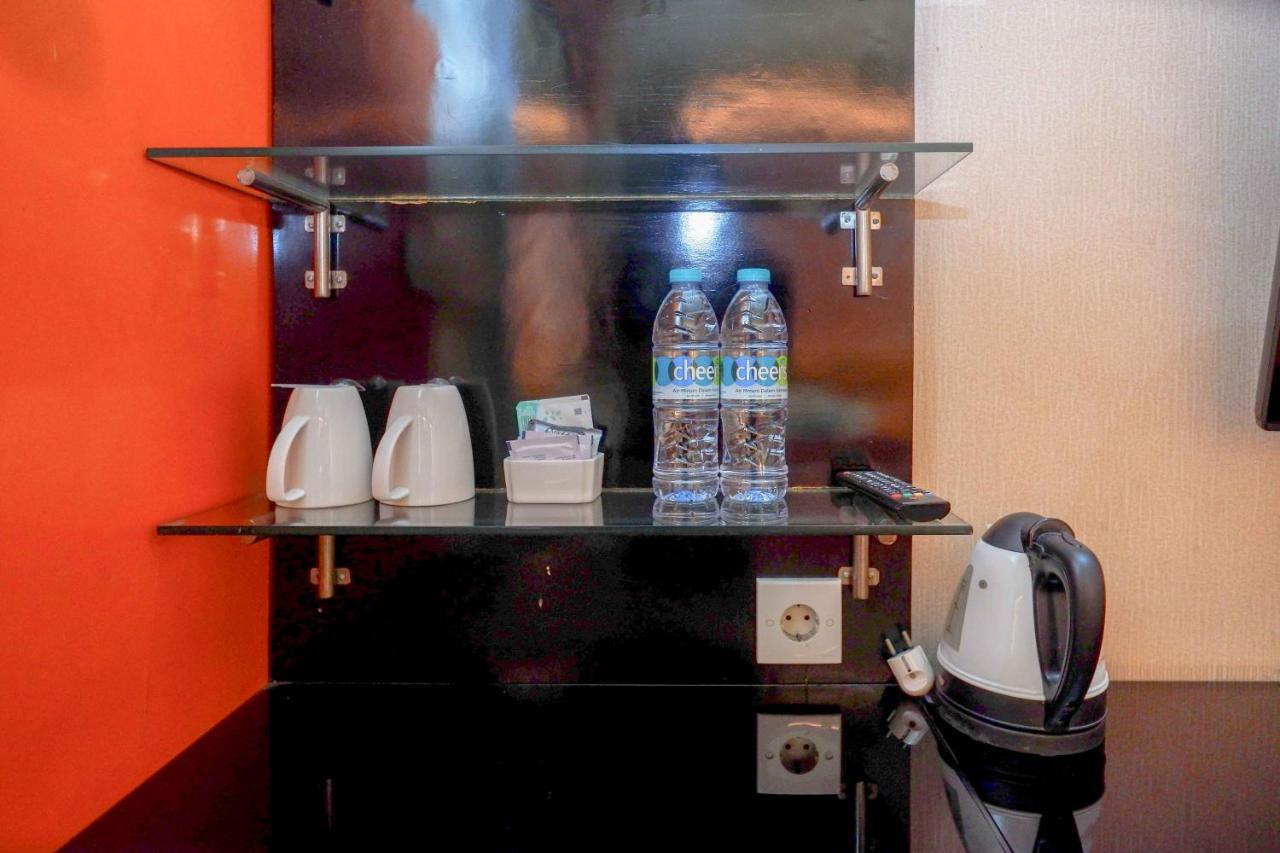 Sans Hotel International Surabaya Gubeng Buitenkant foto