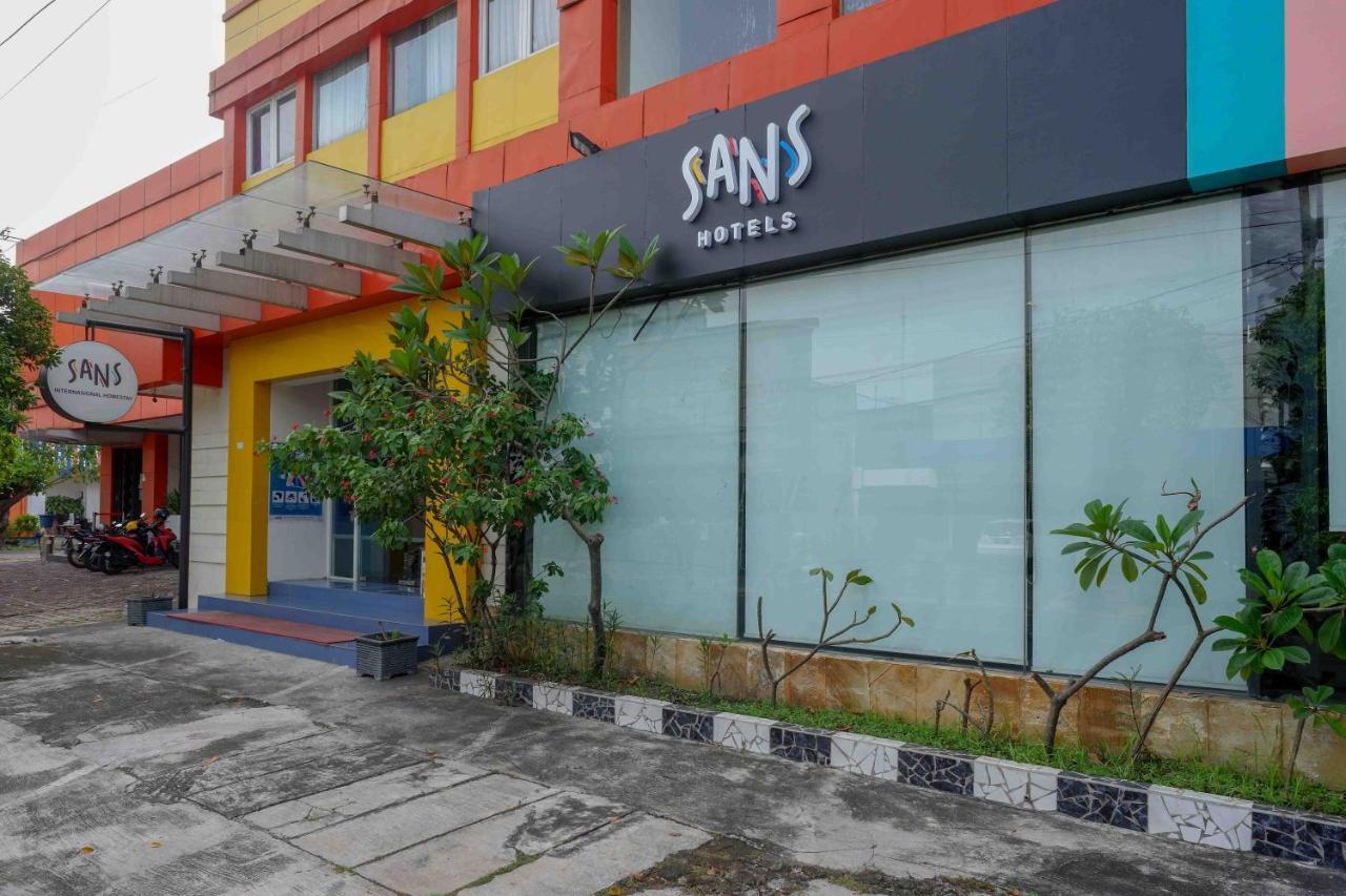 Sans Hotel International Surabaya Gubeng Buitenkant foto