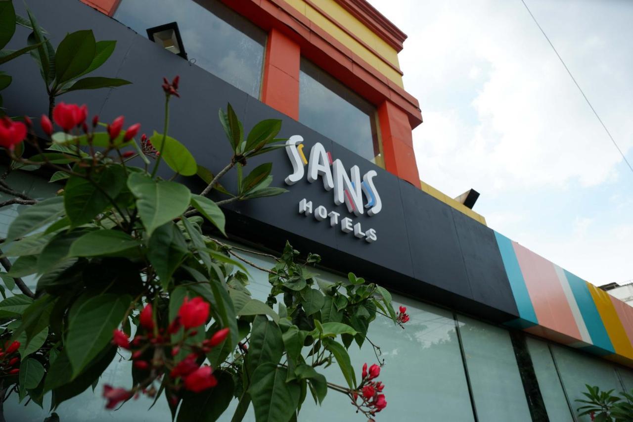 Sans Hotel International Surabaya Gubeng Buitenkant foto