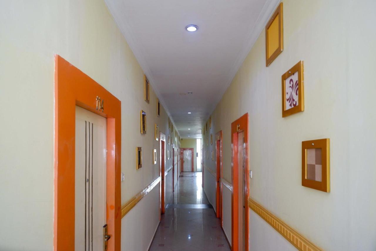 Sans Hotel International Surabaya Gubeng Buitenkant foto